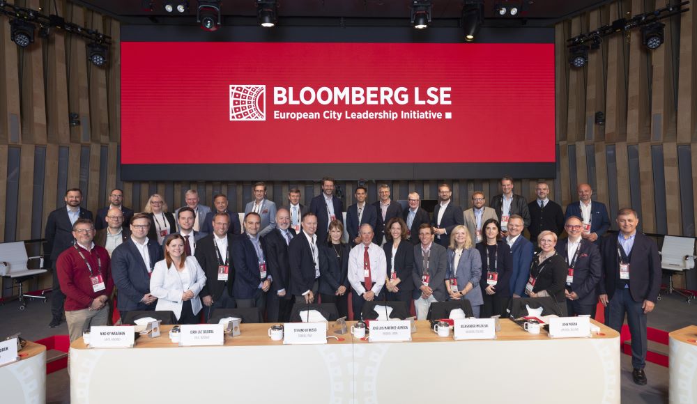 A group of mayoral and city leaders-min