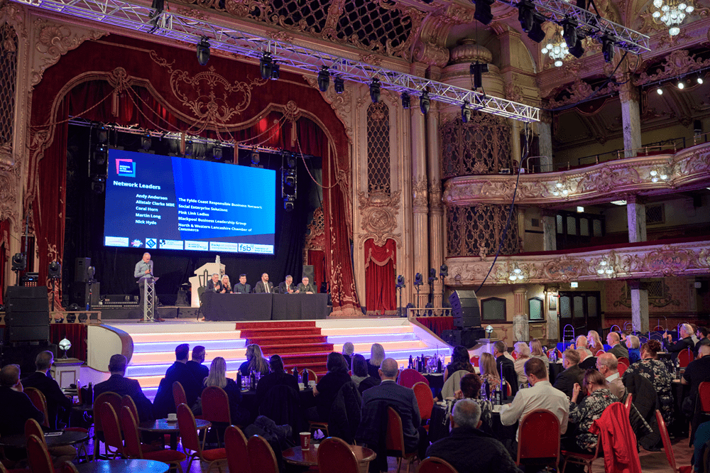 Orante ballroom with crowd of people. 