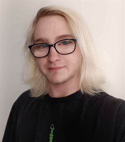 Headshot of Riley.